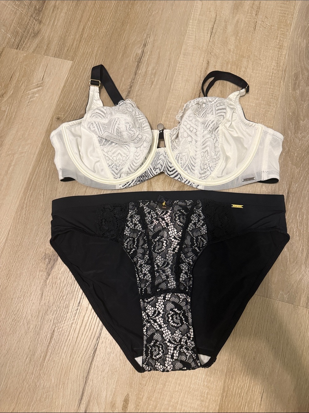 La Vie En Rose Two-Tone Lace Underwire Bra & Brief Set - White & Black